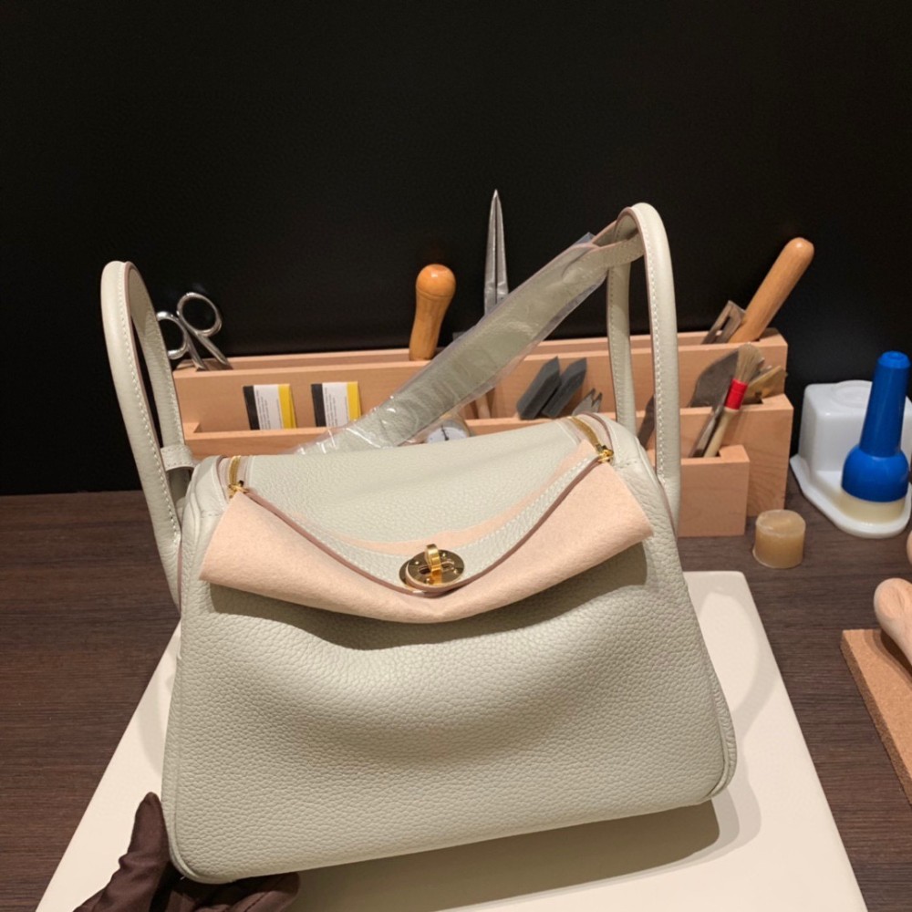 Hermes Lindy 26cm Clemence 80 /Pearl Grey Gold Hardware lindy26-038
