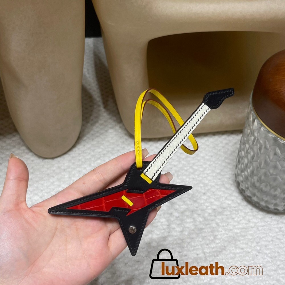 Hermès Bag Charm: Crafted with high-quality materials and exquisite finishing, it is an accessory that adds personality to your bag.