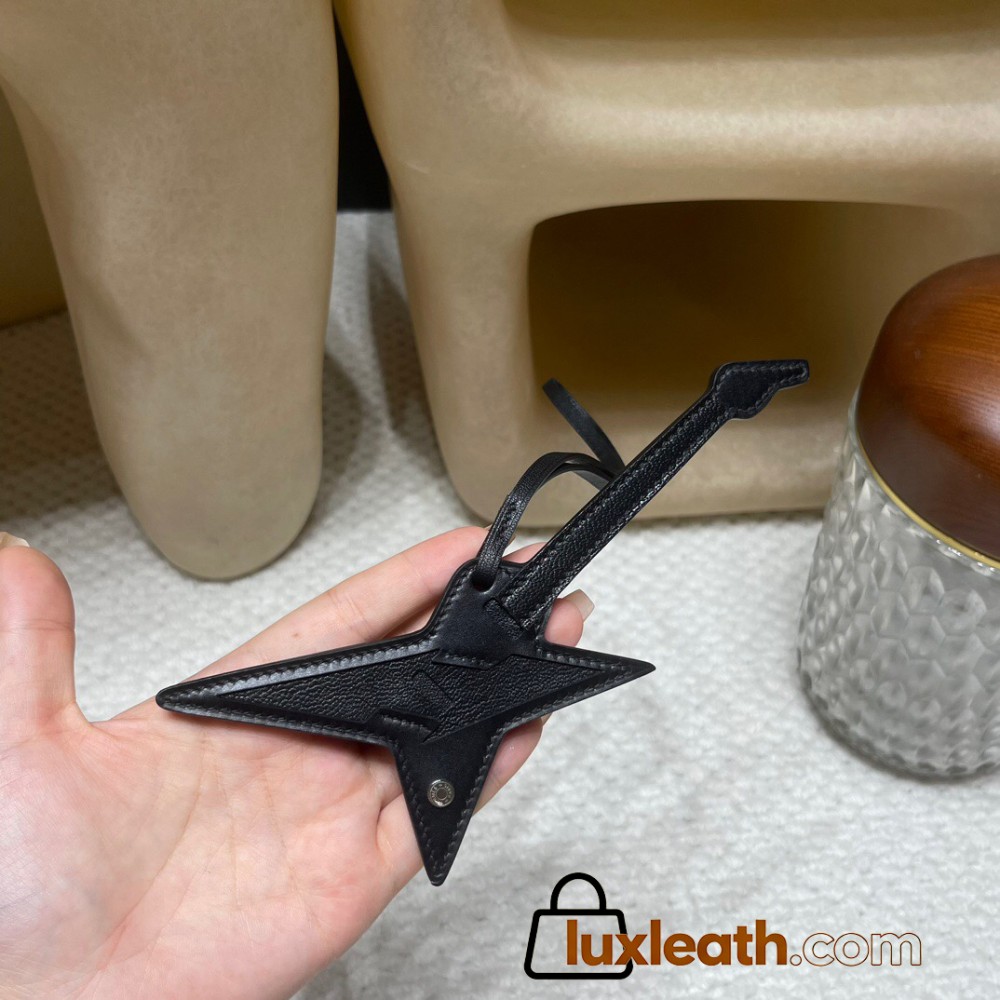 Hermès Bag Charm: Crafted with high-quality materials and exquisite finishing, it is an accessory that adds personality to your bag.