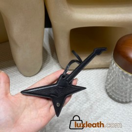 Hermès Bag Charm: Crafted with high-quality materials and exquisite finishing, it is an accessory that adds personality to your bag.