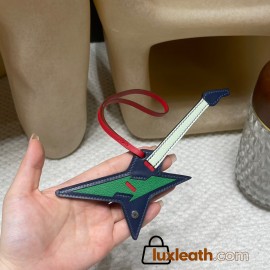 Hermès Bag Charm: Crafted with high-quality materials and exquisite finishing, it is an accessory that adds personality to your bag.