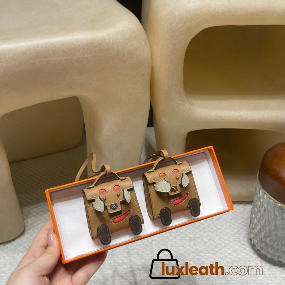 Hermès Bag Charm: Crafted with high-quality materials and exquisite finishing, it is an accessory that adds personality to your bag.